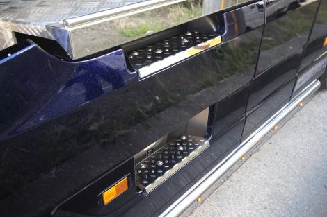 Skirt Steps Cover for VOLVO FH4 <サイドスカートステップカバー>